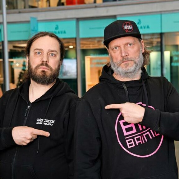 Harri Moisio ja Kim Sainio ovat juontaneet Radio Rockin supersuosittua Korporaatiota kuuden vuoden ajan. Harri Moisio ja Kim Sainio ovat juontaneet Radio Rockin supersuosittua Korporaatiota kuuden vuoden ajan.