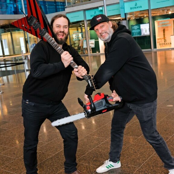 Seiska toi rokkijuontajien kuvausrekvisiitaksi hevikitaran ja moottorisahan, jota Sanomatalon vartija hieman kummasteli. – Ei tällä nyt sentään aulan koristepuita aleta kaataa, Moisio lupaa. Seiska toi rokkijuontajien kuvausrekvisiitaksi hevikitaran ja moottorisahan, jota Sanomatalon vartija hieman kummasteli. – Ei tällä nyt sentään aulan koristepuita aleta kaataa, Moisio lupaa.