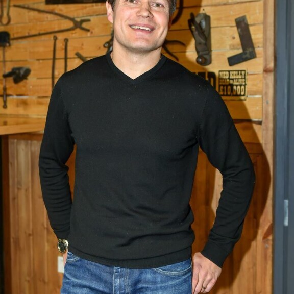 Kasperin isä on Sami, jonka isä on Hannu. Kiekkoilijoita kaikki. Kasperin isä on Sami, jonka isä on Hannu. Kiekkoilijoita kaikki.