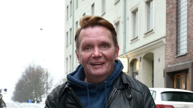 Kihlatustaan eronnut Mikko Rasila elää sinkkuna: ”Toivottavasti löytyis sälli, joka ois aika källi” Mikko Rasila