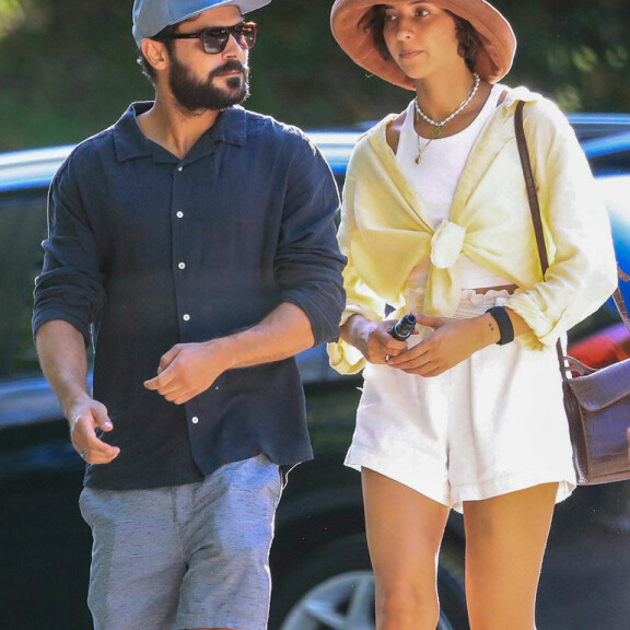 Zac ja Vanessa Byron Bayssa ravitsevan lounaan jälkeen. Zac Efron & Aussie girlfriend Vanessa Valladares enjoy a long lunch together at an organic destination restaurant, near Byron Bay