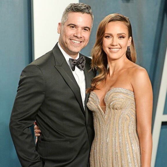 Jessica Alba on naimisissa näyttelijä Cash Warrenin kanssa, ja heillä on kolme yhteistä lasta. Jessica Alba on naimisissa näyttelijä Cash Warrenin kanssa, ja heillä on kolme yhteistä lasta.