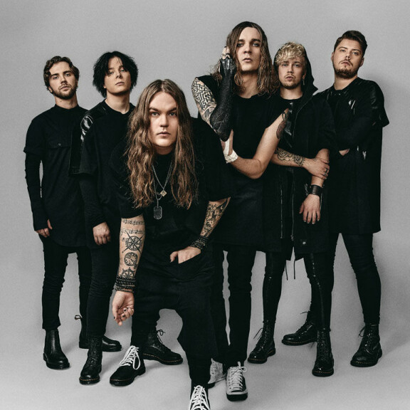 Bändin jäsenet vasemmalta oikealle: basisti Olli Matela, tuottaja/dj Aleksi Kaunisvesi, laulaja Niko Vilhelm, laulaja/kitaristi Joel Hokka, kitaristi/taustalaulu Joonas Porko, rumpali Tommi Lalli. Kuva Yle Mona Salminen. Blind Channel - photo by YLE_Mona Salminen