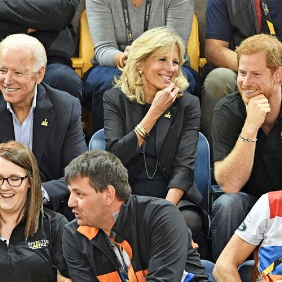 Ohhoh! Presidentti Joe Bidenin Jill-vaimo viihtyy prinssi Harryn seurassa – kaksikolla pitkä yhteinen historia! Bidenit ja Harry