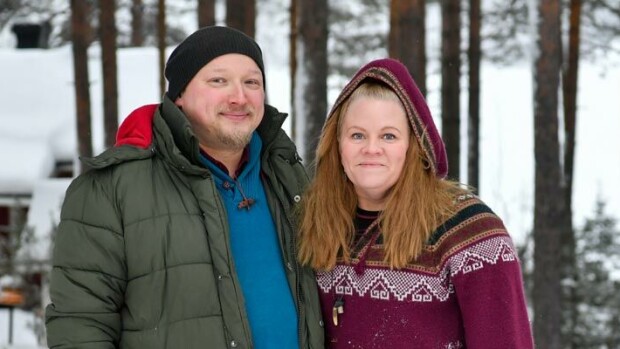 Sähkömies Kimmo muutti lopullisesti Maajussi-Miian luokse! Vuokrasivat tilan tunnetulta koomikolta – kuvat ja video! Kimmo ja Miia