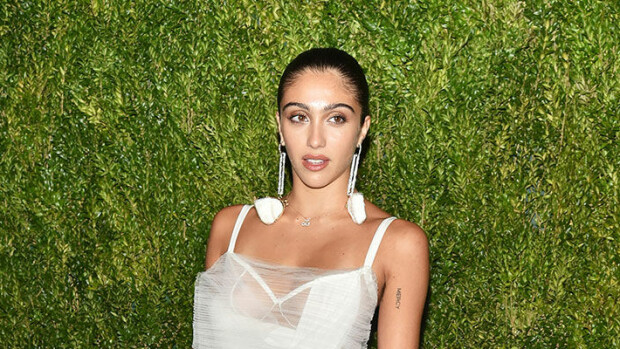 Madonnan monilahjakas Lourdes-tytär hempeili aurinkorannalla olemattoman pienissä bikineissä - katso hehkeät paparazzikuvat! Lourdes Leon