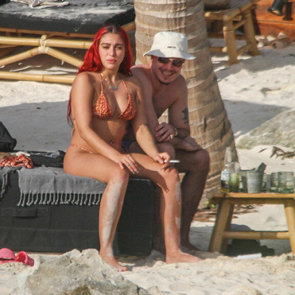 Madonnan monilahjakas Lourdes-tytär hempeili aurinkorannalla olemattoman pienissä bikineissä - katso hehkeät paparazzikuvat! Lourdes Leon