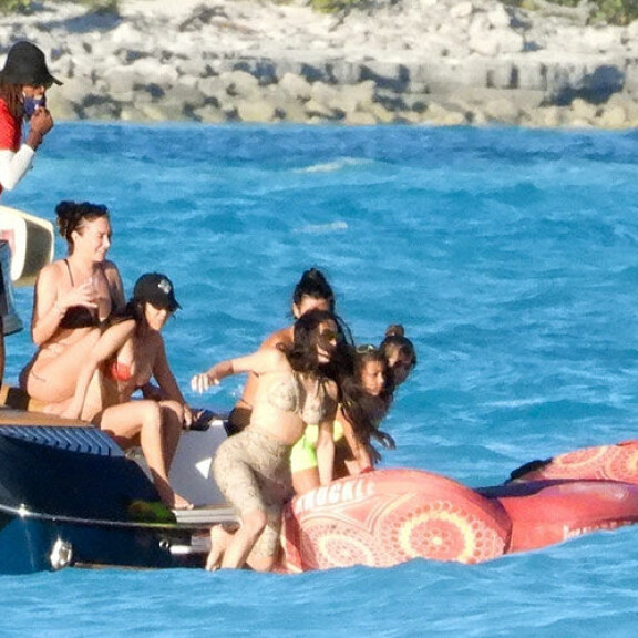 Kim bongattiin ystävineen myös hurjista vesileikeistä. Kim kuvassa alhaalla. Kim Kardashian