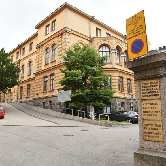 Junttidiskon kuningas operoitiin muutama viikko sitten Helsingin Kirurgisessa sairaalassa. – Se oli nopea leikkaus, kesti vain 20 minuuttia. Tällainen teräsmies selvisi siitä pelkällä paikallispuudutuksella, Reetu kehaisee. Junttidiskon kuningas operoitiin muutama viikko sitten Helsingin Kirurgisessa sairaalassa. – Se oli nopea leikkaus, kesti vain 20 minuuttia. Tällainen teräsmies selvisi siitä pelkällä paikallispuudutuksella, Reetu kehaisee.