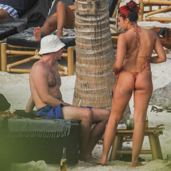 Madonnan monilahjakas Lourdes-tytär hempeili aurinkorannalla olemattoman pienissä bikineissä - katso hehkeät paparazzikuvat! Lourdes Leon