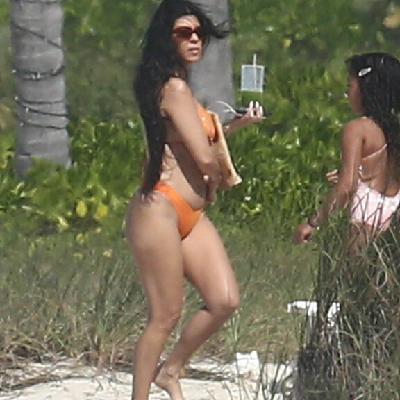 Kohukaunottaret ottivat äkkilähdön aurinkolomalle: Kardashian-Jenner-siskokset julkaisevat nyt toinen toistaan kuumempia bikinikuvia - katso! Kourtney Kardashian