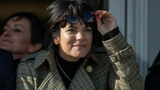 Laulaja Lily Allen selvisi päihderiippuvuudesta - juhlistaa raittiuttaan puhuttelevalla kuvasarjalla: 'Suosittelen!' Lily Allen