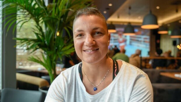 Nyrkkeilijä Elina Gustafsson mysteerikaunottaren kanssa Lapissa – kuva Seiskassa! Elina Gustafsson