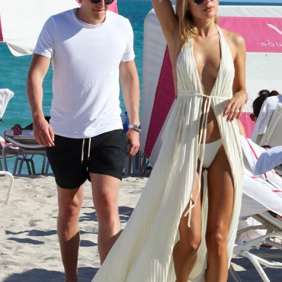 Hui, nyt on vilautusvaara! Uimapukumalli Kimberley Garner hempeili seksikkäänä bikinipeppu vilkkuen! Kimberley Garner