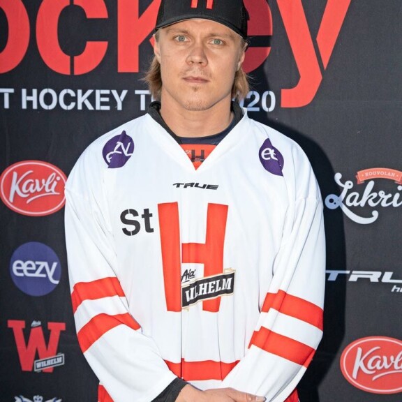 Seurakaveriksi tullut Mikael Granlund kertoi Erikille, millainen seura Nashvillessä on, ennen kuin tämä allekirjoitti sopimuksen. Seurakaveriksi tullut Mikael Granlund kertoi Erikille, millainen seura Nashvillessä on, ennen kuin tämä allekirjoitti sopimuksen.