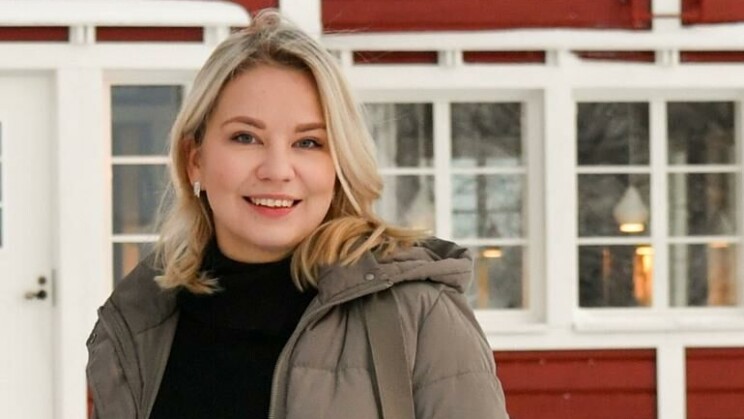 ”Vanha mies kaivoi housuistaan jötkäleensä esiin ja kysyi, maistuisiko” – Kokkikaunotar Sirly Ylläsjärvi saa täysin tuntemattomilta härskejä viestejä: ”Minut halutaan sänkyyn” Sirly Ylläsjärvi.