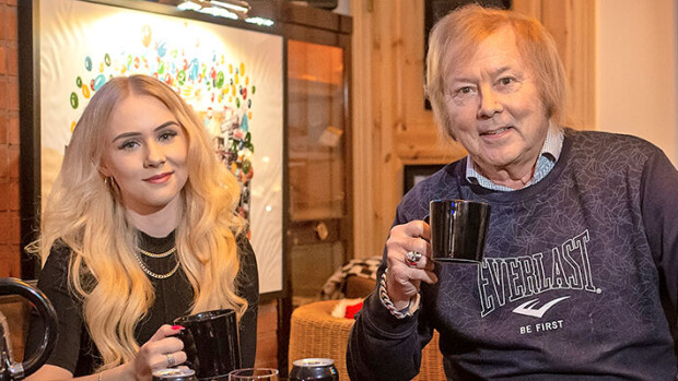 Kahdestaan kahvilla! Ilkka ”Danny” Lipsanen, 78, ja Helmi Loukasmäki, 19, herättivät huomiota huoltoasemalla – kuva! Helmi ja Danny