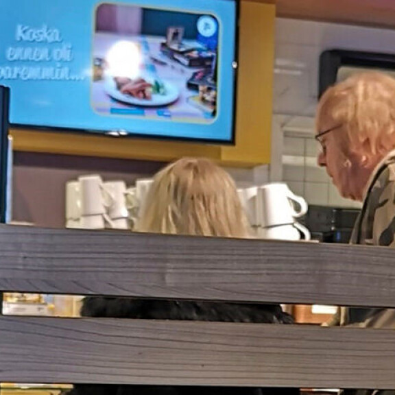 Kahdestaan kahvilla! Ilkka ”Danny” Lipsanen, 78, ja Helmi Loukasmäki, 19, herättivät huomiota huoltoasemalla – kuva! helmi ja danny