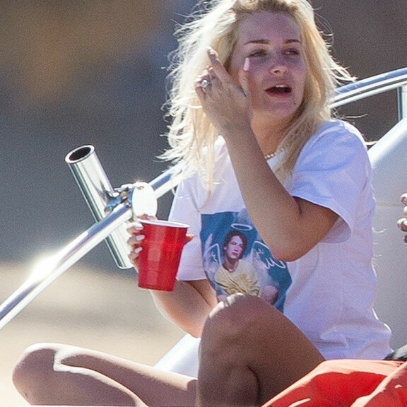 Välillä Lottie muisti pitää yllä myös nesteytystä. Lottie Moss