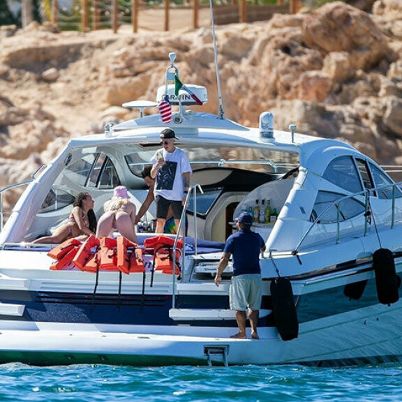 Lottie ystävineen juhli näyttävällä jahdilla Lottie Moss