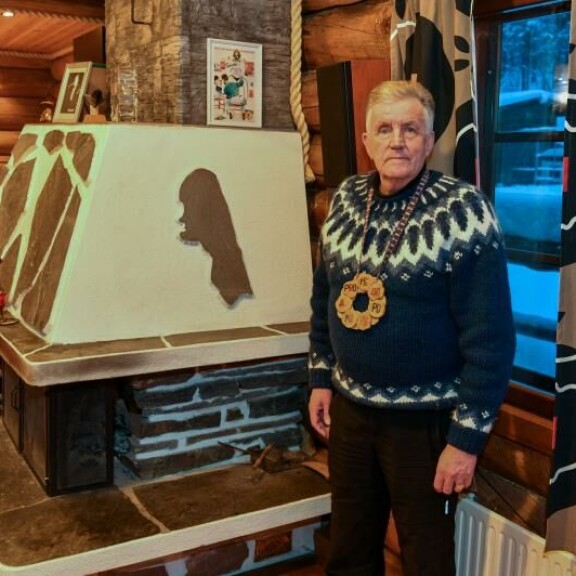 Mesopotamian piilopirtti on täynnä viitteitä sen entisestä isännästä. Speden siluetti komeilee muun muassa takassa. Paikkoja esittelemässä piilopirtin nykyinen isäntä Kyösti Rantamaa. Mesopotamian piilopirtti on täynnä viitteitä sen entisestä isännästä. Speden siluetti komeilee muun muassa takassa. Paikkoja esittelemässä piilopirtin nykyinen isäntä Kyösti Rantamaa.