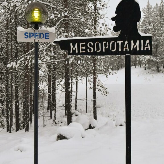 Pallastunturin kupeessa Muonion Torassieppijärven rannalla sijaitseva Mesopotamia oli Speden kuuluisa piilopirtti, jossa syntyi liukuhihnalta Uuno Turhapuro -käsikirjoituksia. Pallastunturin kupeessa Muonion Torassieppijärven rannalla sijaitseva Mesopotamia oli Speden kuuluisa piilopirtti, jossa syntyi liukuhihnalta Uuno Turhapuro -käsikirjoituksia.