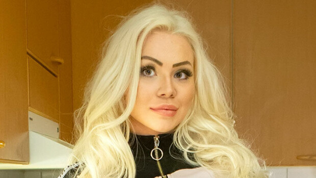 Huh, miten kuumaa! Povipommi Marianne Kallio villitsee yläosattomissa – kaunottaren katse kutsuu sänkyyn mukaan marianne kallio