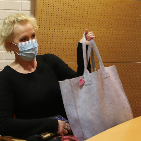 Näyttelijä Merja Larivaara jälleen oikeudessa - vaatii Oulun kaupungilta kymppitonnien korvauksia! Merja Larivaara Oulun käräjäoikeudessa