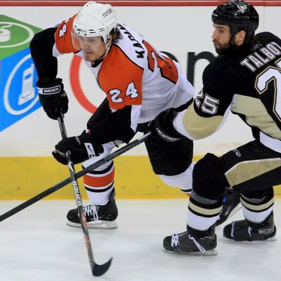 Philadelphia Flyersin Sami Kapanen (vas.) vääntämässä Pittsburgh Penguinsin Max Talbotia vastaan kevään 2008 konferenssifinaaleissa. Sidney Crosby johdatti Pensin jatkoon Stanley Cup -finaaleihin. Philadelphia Flyersin Sami Kapanen (vas.) vääntämässä Pittsburgh Penguinsin Max Talbotia vastaan kevään 2008 konferenssifinaaleissa. Sidney Crosby johdatti Pensin jatkoon Stanley Cup -finaaleihin.