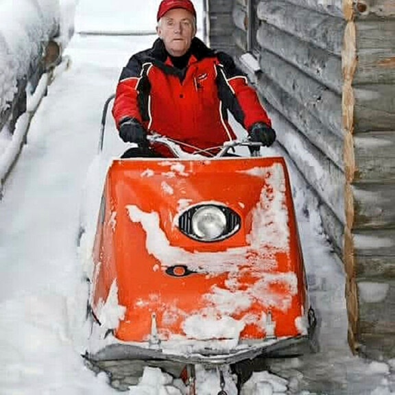 Tässä on kelkka, jonka Spede osti Kyöstiltä vuonna 1969. Kaksitelaisella Ockelbolla ei ole kuulemma ajettu 50 kilometriä enempää. Tässä on kelkka, jonka Spede osti Kyöstiltä vuonna 1969. Kaksitelaisella Ockelbolla ei ole kuulemma ajettu 50 kilometriä enempää.