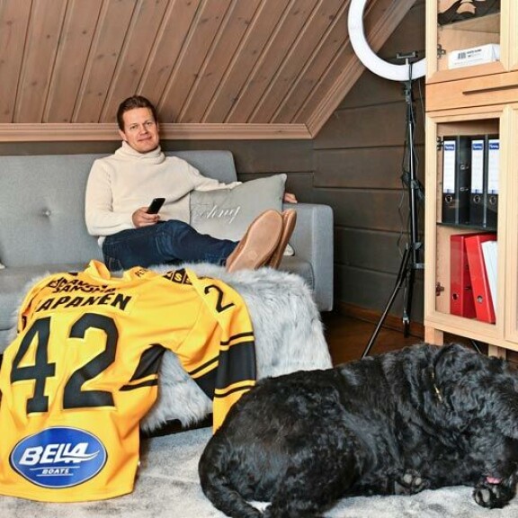 Sami Kapanen katselee Kasperi-poikansa öisiä edesottamuksia NHL:ssä miesluolassaan Pohjois-Savossa. Sami Kapanen katselee Kasperi-poikansa öisiä edesottamuksia NHL:ssä miesluolassaan Pohjois-Savossa.