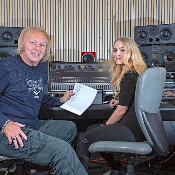 Dannyn kanssa Petri Kokon kotistudiolla viihtynyt Helmi Loukasmäki: ”Pete sanoi, että olen selvästi tosi musikaalinen, ja että laulan hyvin” – katso kuvat! Helmi