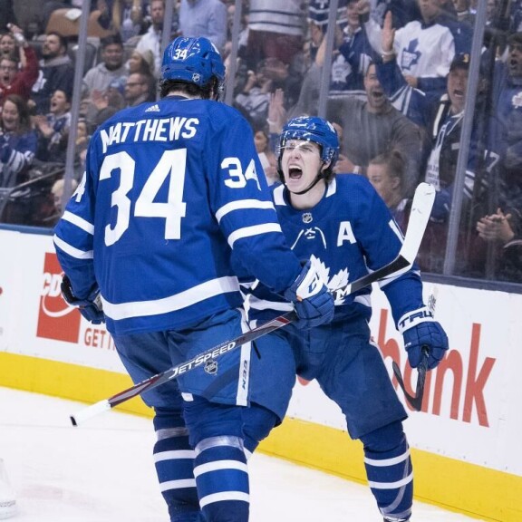 Toronto Maple Leafsin tähtikaksikko Auston Matthews ja Mitch Marner ovat NHL:n parhaiten palkatut pelaajat. Toronto Maple Leafsin tähtikaksikko Auston Matthews ja Mitch Marner ovat NHL:n parhaiten palkatut pelaajat.