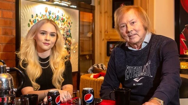 Helmi Loukasmäki kuskasi Dannyn huikopalalle – näin kaunotar reagoi salakuvaajaan! Helmi Loukasmäki ja Danny