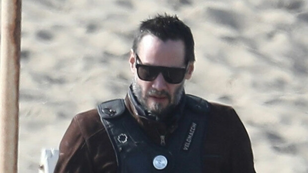 Rantaleijonanharja on leikattu! Näyttelijäkomistus Keanu Reeves yläosattomissa – pesuhetki tallentui paparazzikuviin! keanu reeves