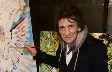 Seinät täynnä taidetta! Rolling Stonesin Ronnie Wood maalasi taulun kuningatar Elisabetista – katso kuvat rokkarin kodista
