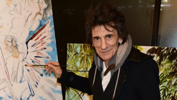 Seinät täynnä taidetta! Rolling Stonesin Ronnie Wood maalasi taulun kuningatar Elisabetista – katso kuvat rokkarin kodista Ronnie Wood