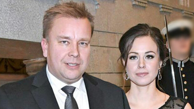 Ihana kuva talvisesta maisemasta! Puolustusministeri Antti Kaikkonen juhli Jannika-rakkaansa kanssa: ”Vuosi kihloissa” antti kaikkonen ja jannika