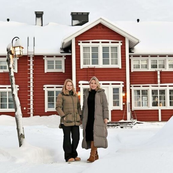 Sirlyn ja Heidin Aurora Estate palkittiin Euroopan parhaana boutiquehotellina vuonna 2018. – Tottahan sitä oli juhlistettava! Sirlyn ja Heidin Aurora Estate palkittiin Euroo- pan parhaana boutiquehotellina vuonna 2018. – Tottahan sitä oli juhlistettava!