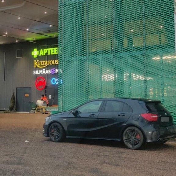 Viikon Kääk!-juorut: Putous-tähdet Joonas Nordman ja Pilvi Hämäläinen nauttivat pitkän illallisen yhdessä! Ilona Siekkisen auto