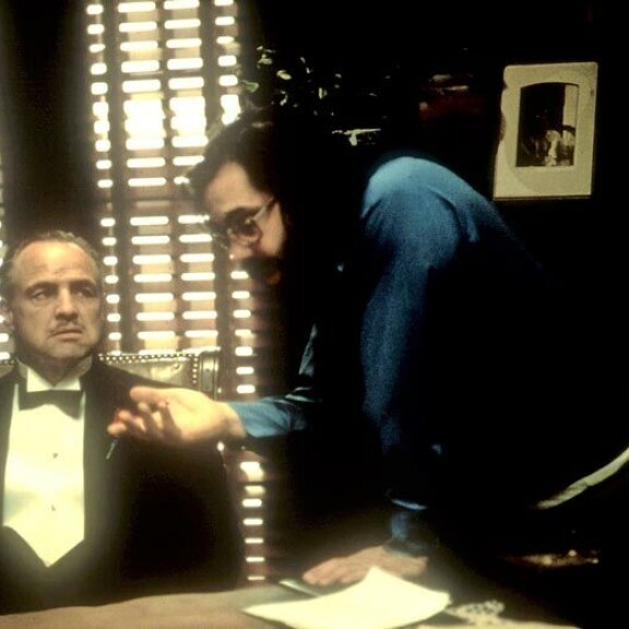 Mestari ohjaamassa mestaria. Marlon Brando ja Coppola Kummisedän avauskohtauksen kimpussa. Mestari ohjaamassa mestaria. Marlon Brando ja Coppola Kummisedän avauskohtauksen kimpussa.