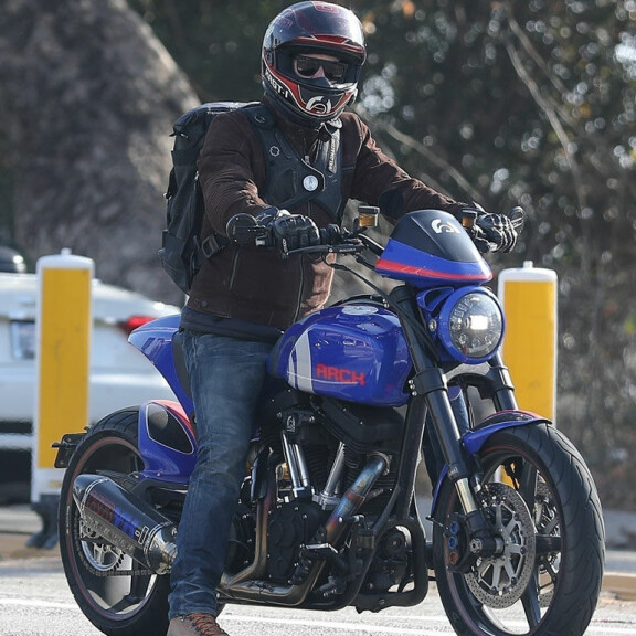 Rantaleijonanharja on leikattu! Näyttelijäkomistus Keanu Reeves yläosattomissa – pesuhetki tallentui paparazzikuviin! 8