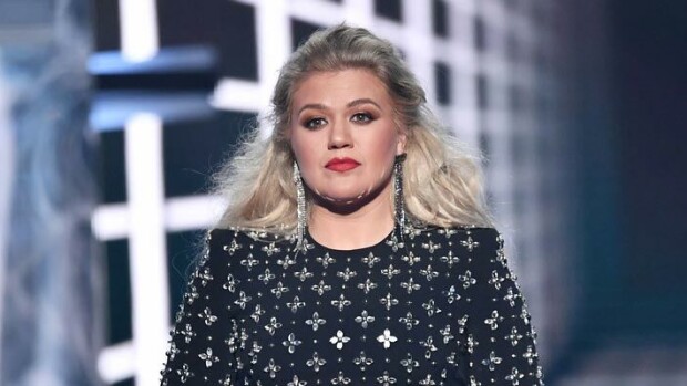 Kelly Clarksonin ruma eroriita jatkuu – laulaja haukkuu exäänsä huijariksi! Kelly Clarkson
