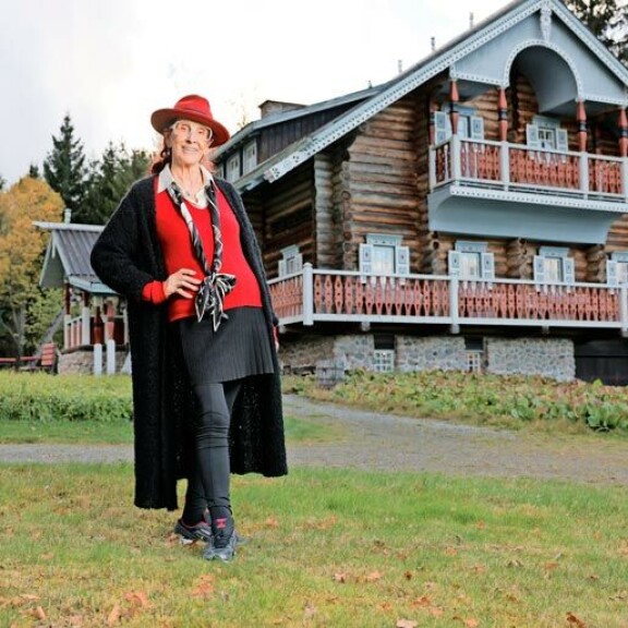 Tanssilegenda Aira Samulin on rakennuttanut hirsilinnansa jälkipolvia varten. Tanssilegenda Aira Samulin on rakennuttanut hirsilinnansa jälkipolvia varten.