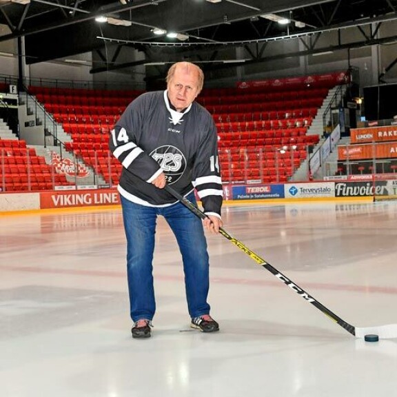 Legendaarisen jäästadionin tilalla komeilee nykyään moderni areena. – Tämä on todella hieno kompleksi ja turkulaisen juniorituotannon todellinen sydän, Tami kehuu. Legendaarisen jäästadionin tilalla komeilee nykyään moderni areena. – Tämä on todella hieno kompleksi ja turkulaisen juniorituotannon todellinen sydän, Tami kehuu.