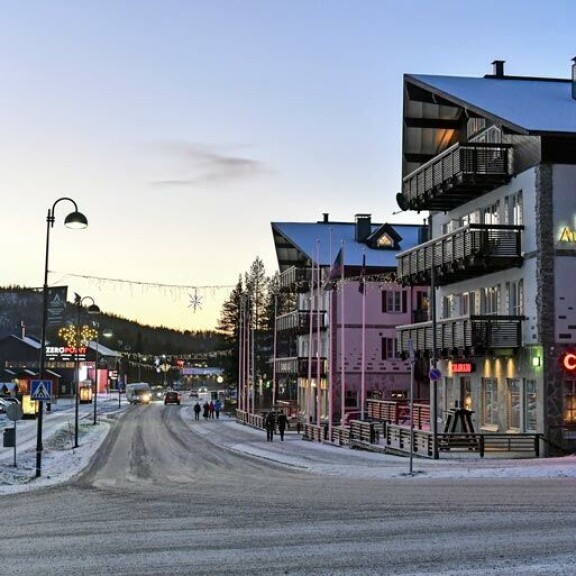 Suomessa on hiihtokeskus, jonka kuuluisasta baarista selviää ilman seuralaista 'vain ilmastointikanavia pitkin' - Kalle Palander täräyttää mielipiteensä kotimaisista hiihtokeskuksista: 'Siellä on v***u piru irti!!!' Levi