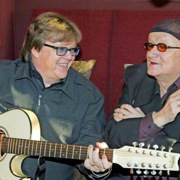 Juice halusi Mikon laulavan hittikappaleensa Per Vers, runoilija. – Hän tiesi laulutaitoni. Vedän sitä edelleen, mutten enää kiekaise sitä ihan niin korkealta. Juice halusi Mikon laulavan hittikappaleensa Per Vers, runoilija. – Hän tiesi laulutaitoni. Vedän sitä edelleen, mutten enää kiekaise sitä ihan niin korkealta.