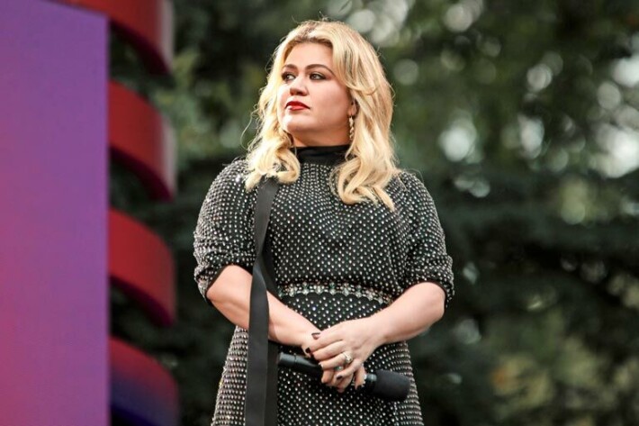 Laulajatähdellä on oma tv-ohjelma The Kelly Clarkson Show, jossa hän silloin tällöin valottaa omankin elämänsä saloja. Laulajatähdellä on oma tv-ohjelma The Kelly Clarkson Show, jossa hän silloin tällöin valottaa omankin elämänsä saloja.