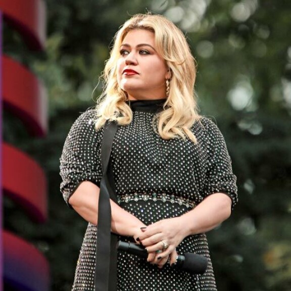 Laulajatähdellä on oma tv-ohjelma The Kelly Clarkson Show, jossa hän silloin tällöin valottaa omankin elämänsä saloja. Laulajatähdellä on oma tv-ohjelma The Kelly Clarkson Show, jossa hän silloin tällöin valottaa omankin elämänsä saloja.