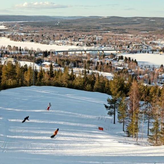 Suomessa on hiihtokeskus, jonka kuuluisasta baarista selviää ilman seuralaista 'vain ilmastointikanavia pitkin' - Kalle Palander täräyttää mielipiteensä kotimaisista hiihtokeskuksista: 'Siellä on v***u piru irti!!!' Ounasvaara